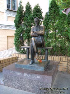 Фото Киева. Памятник Михаилу Булгакову на Андреевском спуске.