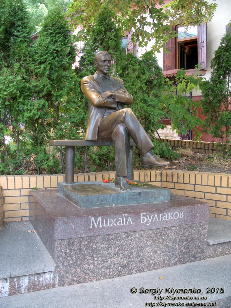 Фото Киева. Памятник Михаилу Булгакову на Андреевском спуске.
