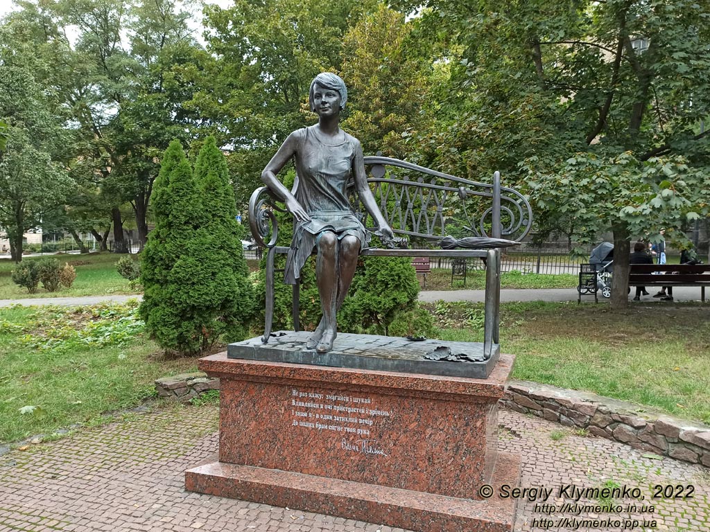 Фото Киева. Памятник Елене Телиге в сквере её имени (возле корпуса № 12 КПИ, ул. Академика Янгеля, 9/16).