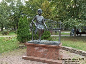 Фото Киева. Памятник Елене Телиге в сквере её имени (возле корпуса № 12 КПИ, ул. Академика Янгеля, 9/16).