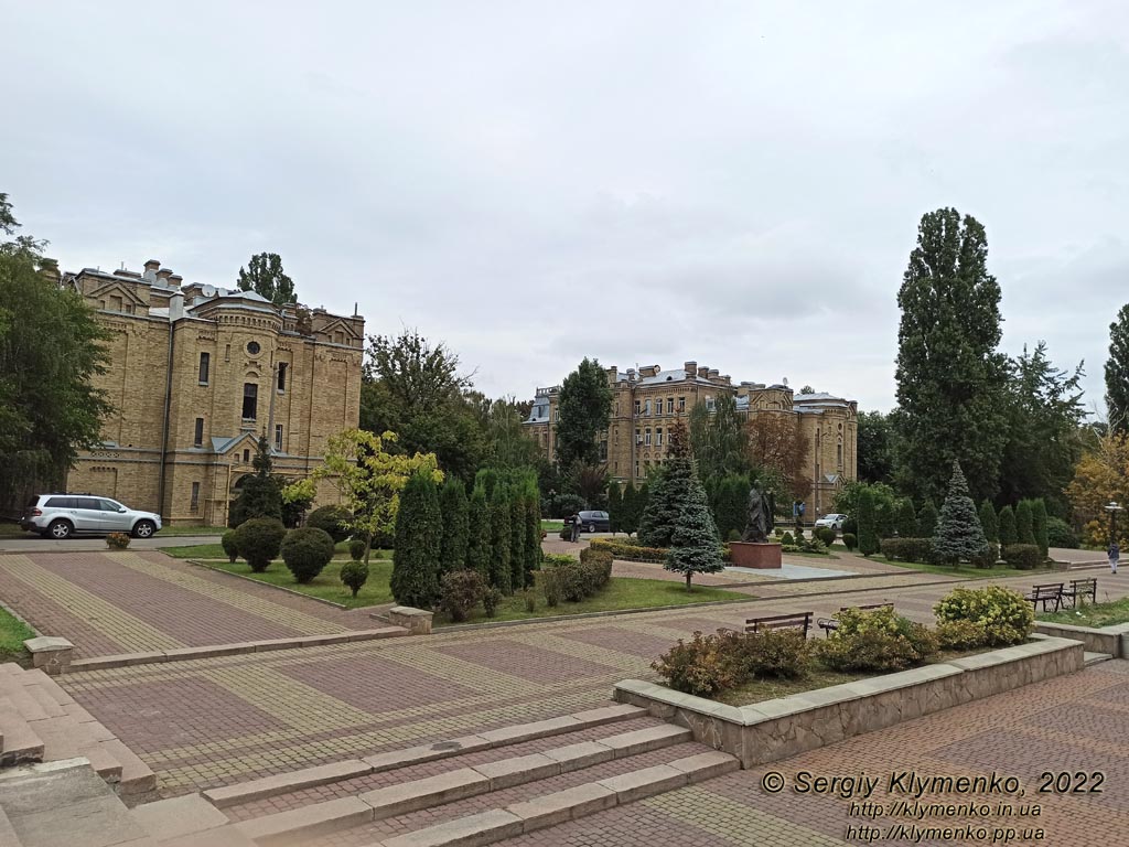 Фото Киева. Памятник китайскому мыслителю Конфуцию на территории КПИ.