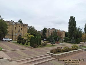 Фото Киева. Памятник китайскому мыслителю Конфуцию на территории КПИ.