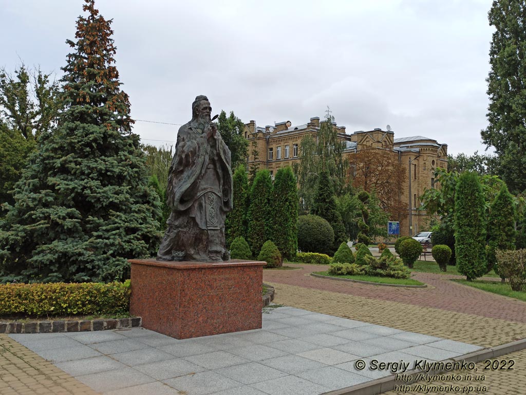 Фото Киева. Памятник китайскому мыслителю Конфуцию на территории КПИ.