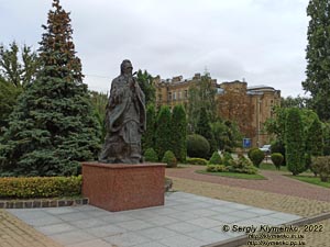 Фото Киева. Памятник китайскому мыслителю Конфуцию на территории КПИ.