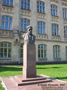Фото Киева. Памятник первому ректору КПИ профессору Кирпичеву В. Л. перед корпусом № 1 КПИ.