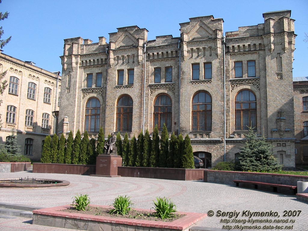 Фото Киева. Памятник Евгению Оскаровичу Патону на территории КПИ.