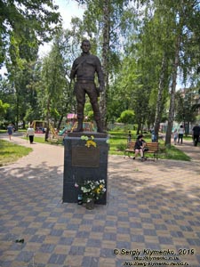 Фото Киева. Памятник Мирославу Мысли в сквере его имени (ул. Семьи Бродских, невдалеке от станции метро «Шулявская»).