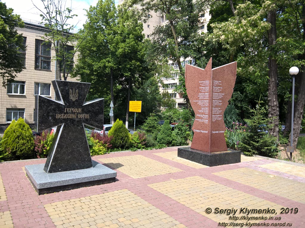 Фото Киева. На территории КПИ. Памятный крест Героям Небесной Сотни и памятник Героям, отдавшим свои жизни за Украину.