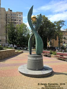 Фото Киева. Памятник «Эволюция Познания» / «Evolution of Cognition» (ул. Академика Янгеля, 3).