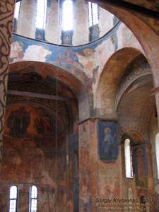 Фото Киева. Кирилловская церковь - памятник архитектуры XII века. Вид изнутри.