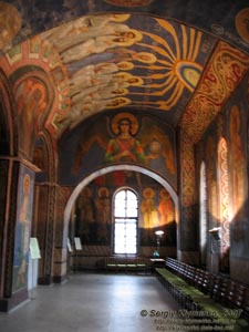 Фото Киева. Кирилловская церковь - памятник архитектуры XII века. Интерьер, хоры.