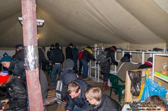 Фото Киева. Площадь Независимости. Внутри IT#палатки на «Евромайдане» 17 декабря 2013 года, около 18:30. © 2013 Иван Мартынюк.