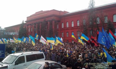 Фото Киева. Национальный университет имени Тараса Шевченко (ул. Владимирская № 60), «Народное вече».
«Евромайдан» 1 декабря 2013 года, около 12:40.