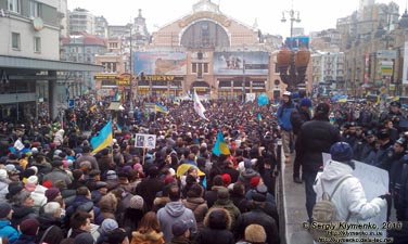 Фото Киева. По бульвару Тараса Шевченко к Бессарабке, «Народное вече». «Евромайдан» 1 декабря 2013 года, около 13:15.
