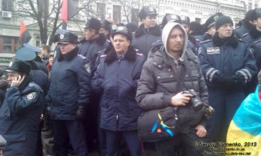 Фото Киева. Милиция вокруг памятника Ленину. «Евромайдан» 1 декабря 2013 года, около 13:20.