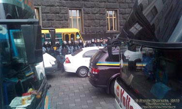 Фото Киева. Здание Правительства Украины (ул. Грушевского 12) в окружении милиции и митингующих. «Евромайдан» 1 декабря 2013 года, около 14:50.