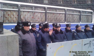 Фото Киева. Здание Правительства Украины (ул. Грушевского 12) в окружении милиции и митингующих. «Евромайдан» 1 декабря 2013 года, около 14:50.