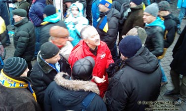 Фото Киева. Площадь Независимости, «Марш миллиона». «Евромайдан» 8 декабря 2013 года, около 12:00. С людьми общается Виктор Михайлович Пинзеник.