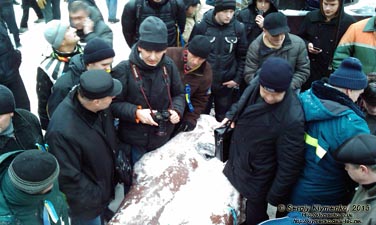 Фото Киева. В начале бульвара Тараса Шевченко, возле сваленного памятника Ленину. 9 декабря 2013 года, около 12:05.