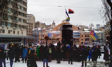 Фото Киева. В начале бульвара Тараса Шевченко, возле сваленного памятника Ленину. 9 декабря 2013 года, около 12:05.