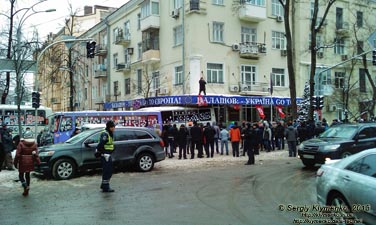 Фото Киева. На углу улиц Институтская и Шелковичная. 11 декабря 2013 года, около 11:35.