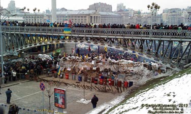 Фото Киева. Восстановленные баррикады на улице Институтская. «День достоинства». «Евромайдан» 15 декабря 2013 года, около 12:00.