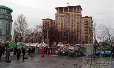 Фото Киева. Новая баррикада на улице Институтская (возле верхнего вестибюля станции метро «Крещатик»). «Евромайдан» 28 января 2014 года, около 12:35.