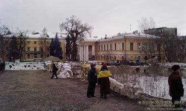 Фото Киева. Баррикады возле Октябрьского дворца. «Евромайдан» 28 января 2014 года, около 12:35.