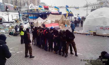 Фото Киева. Площадь Независимости, тренируется самооборона «Евромайдана». «Евромайдан» 28 января 2014 года, около 12:55.
