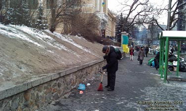 Фото Киева. Один из митингующих подметает мусор на улице Грушевского. «Евромайдан» 28 января 2014 года, около 13:15.