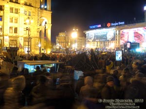 Фото Киева. Площадь Независимости. «Евромайдан» 3 декабря 2013 года, около 19:50. Баррикады по периметру Майдана.