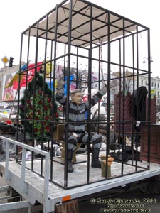Фото Киева. Крещатик. «Евромайдан» 19 января 2014 года, около 13:30. Янукович сидит за решеткой.