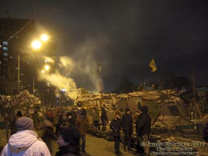 Фото Киева. Новая баррикада на улице Институтская (возле верхнего вестибюля станции метро «Крещатик»). «Евромайдан» 24 января 2014 года, около 20:00.