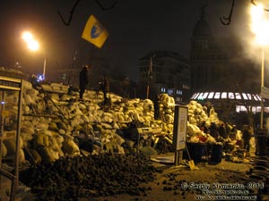 Фото Киева. Новая баррикада на улице Институтская (возле верхнего вестибюля станции метро «Крещатик»). «Евромайдан» 24 января 2014 года, около 20:00.