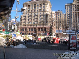 Фото Киева. Крещатик, баррикады возле ЦУМа. «Евромайдан» 2 февраля 2014 года, около 14:15.