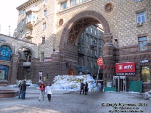Фото Киева. Крещатик, баррикады перед «Пассажем». «Евромайдан» 2 февраля 2014 года, около 14:20.