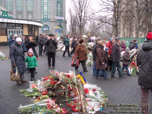 Фото Киева. Цветы в память о «Небесной сотне» на улице Институтская (возле верхнего вестибюля станции метро «Крещатик»). «Евромайдан» 2 березня 2014 года, около 12:20.