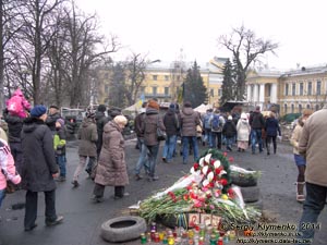 Фото Киева. Цветы в память о «Небесной сотне» на улице Институтская. «Евромайдан» 2 березня 2014 года, около 12:25.