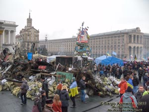 Фото Киева. Площадь Независимости. Здесь 18-19 февраля 2014 год пролегал последний рубеж обороны Майдана. «Евромайдан» 2 марта 2014 года, около 12:45.