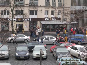 Фото Киева. «Кофе-Хауз» внизу улицы Грушевского работает между рядами баррикад. «Евромайдан» 2 марта 2014 года, около 13:35.