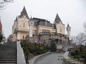 Фото Киева. Кукольный театр (ул. Грушевского 1-А) продолжает работать. «Евромайдан» 2 марта 2014 года, около 13:35.