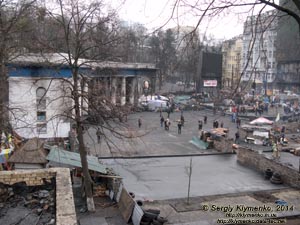 Фото Киева. Возле главного входа на стадион «Динамо»: уже немного наведен порядок. «Евромайдан» 2 марта 2014 года, около 13:35.
