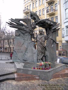 Фото Киева. Памятник Вячеславу Чорноволу около Национального художественного музея Украины. «Евромайдан» 2 марта 2014 года, около 13:50.