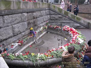 Фото Киева. Фонтан на входе в Городской парк со стороны улицы М. Грушевского (на углу с улицей Садовая) также стал мемориалом.
«Евромайдан» 2 марта 2013 года, около 14:20.