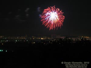 Фото Киева. Праздничный фейерверк над городом, 9 мая 2010 года.