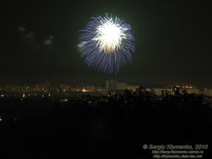 Фото Киева. Праздничный фейерверк над городом, 9 мая 2010 года.