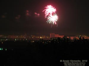 Фото Киева. Праздничный фейерверк над городом, 9 мая 2010 года.