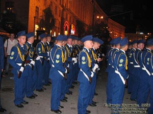 Фото Киева. Крещатик (20 августа 2004 года, 21:45). Генеральная репетиция военного парада ко Дню Независимости Украины.