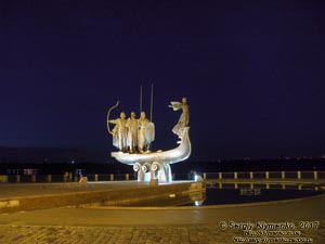 Киев вечерний. Фото. Памятный знак в честь основания города Киева в Наводницком парке.