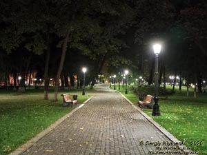 Киев вечерний. В Мариинском парке вечером.